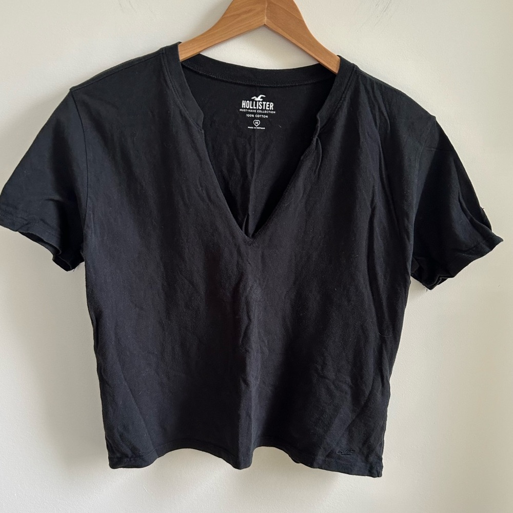 Hollister Must Have Cropped Notch Tee